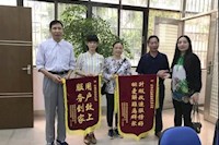 這兩面錦旗的背后，是對(duì)“群眾利益無(wú)小事”的堅(jiān)守